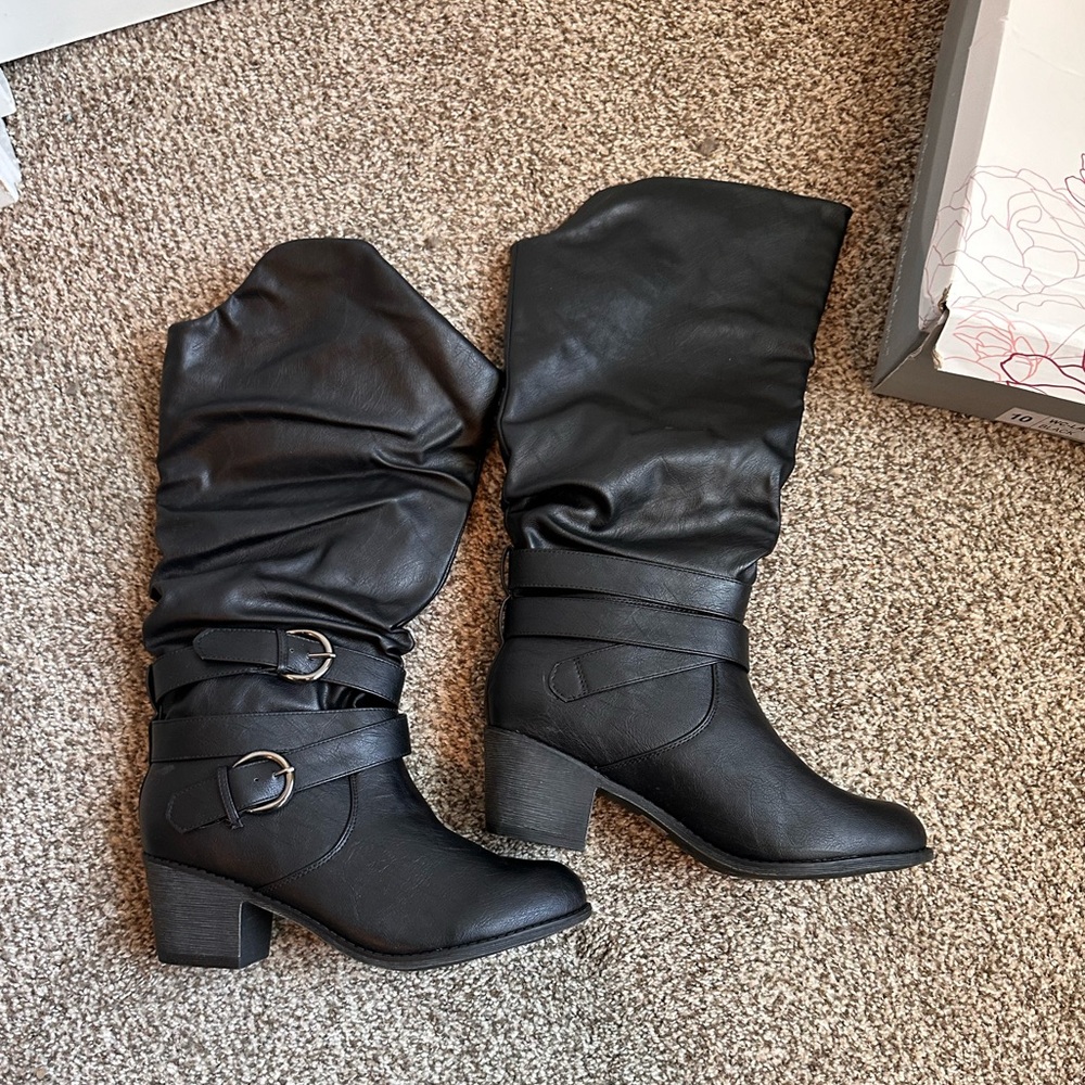 Journee Collection-Late Wide Calf Boot
Black, Women’s Size 10. New, never worn.